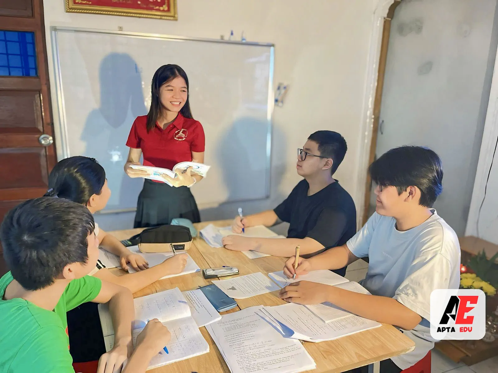 Giáo viên hướng dẫn học sinh tại APTA EDU