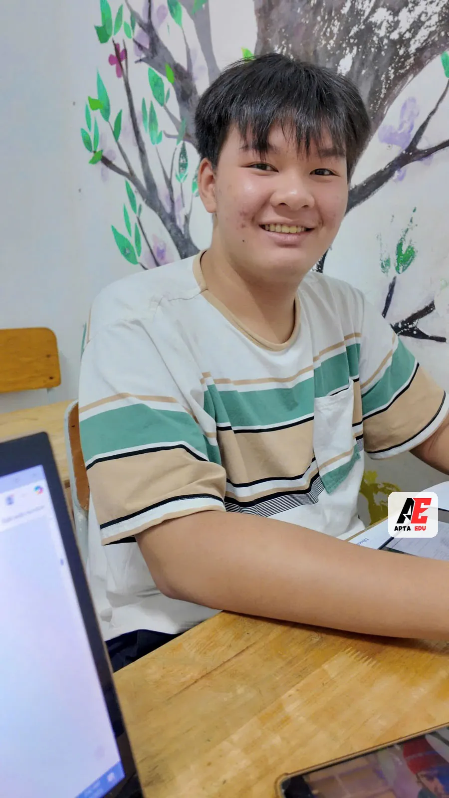 Học sinh cấp 3 học bài tại APTA EDU